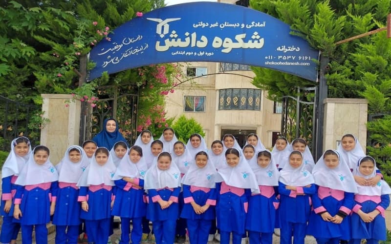 دخترهای چهارم در کنار معلم عزیز